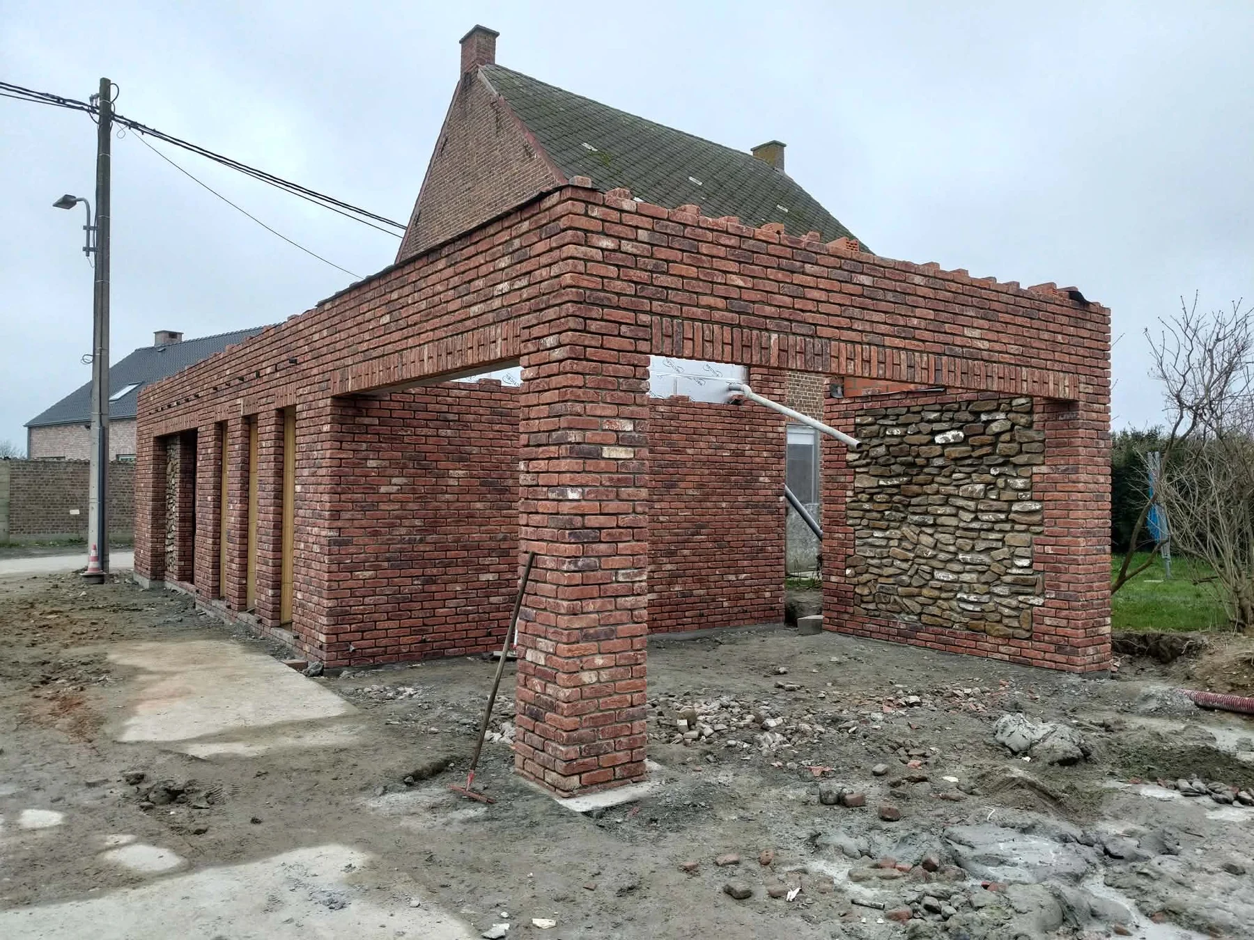 Vue d’ensemble de la maçonnerie de l’annexe reconstruite à Ath