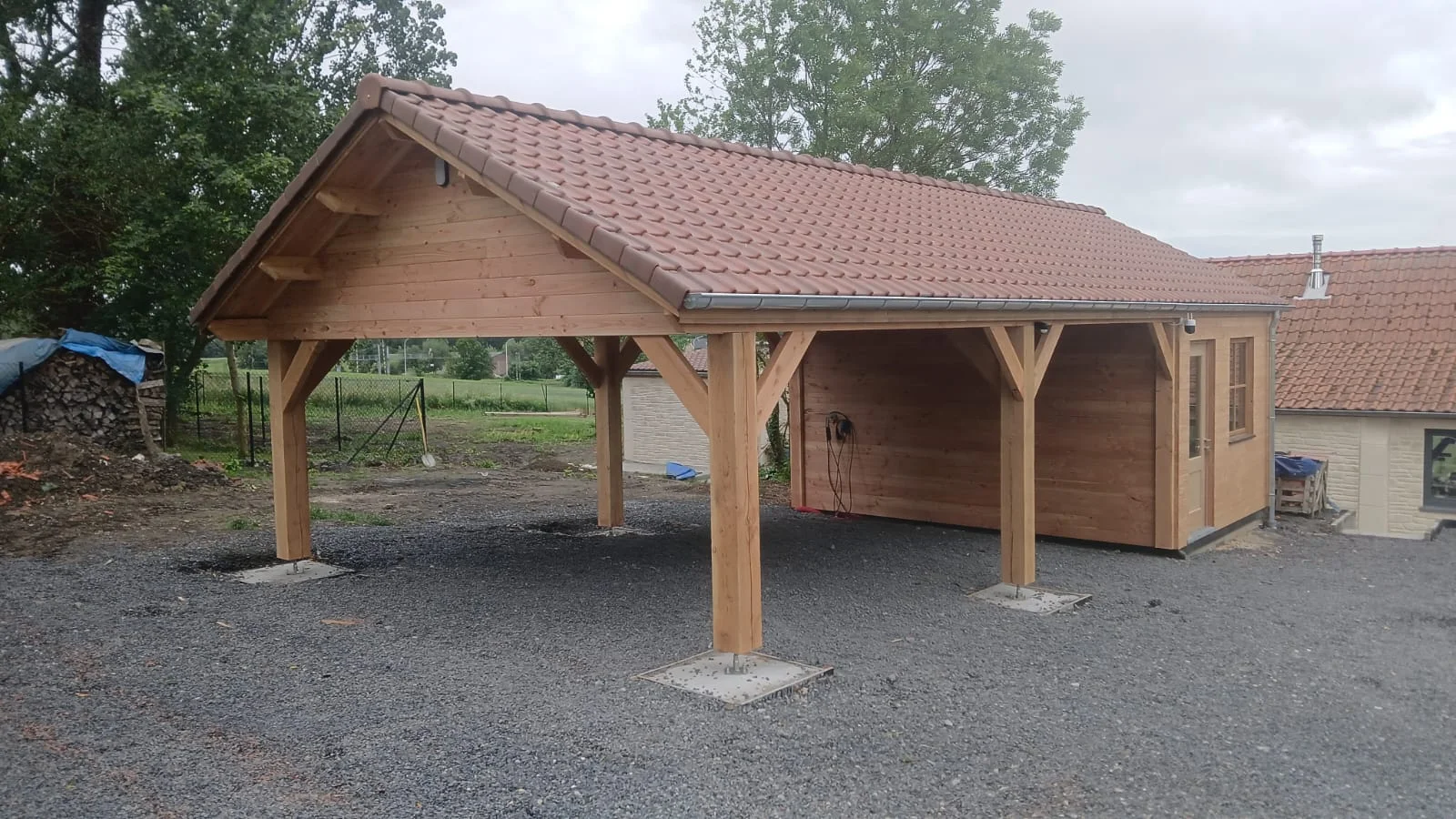 Le carport en bois et son abri fermé une fois les travaux terminés.