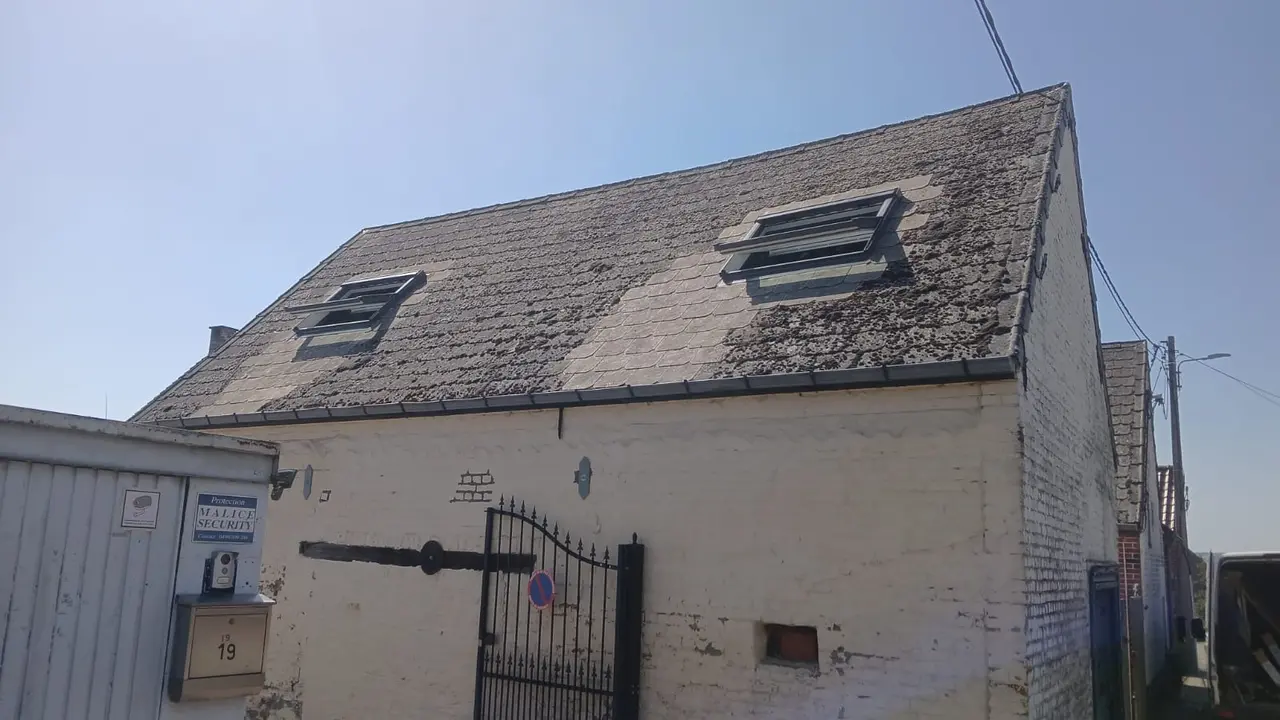La grange en cours de transformation, avec les nouvelles fenêtres de toiture.